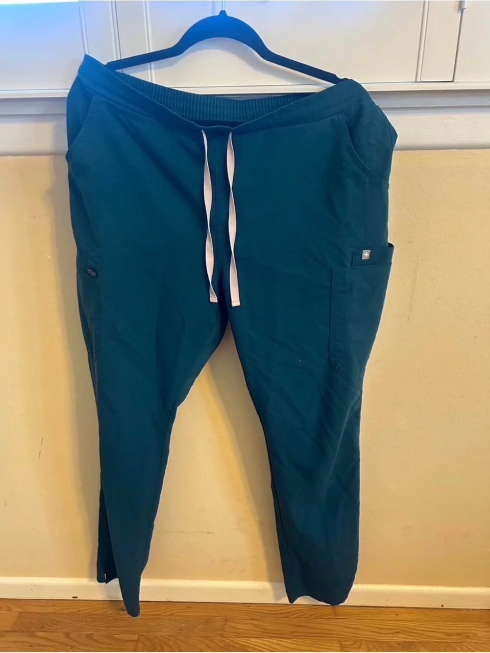 Figs Caribbean Blue Women’s Scrub Set Top Medium / Bottoms Large